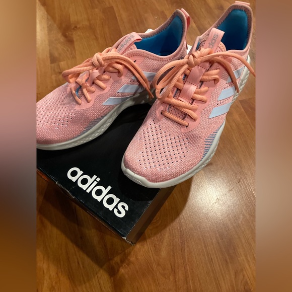 BRAND NEW Women’s Adidas Fluid Flow 2.0 - Picture 9 of 9